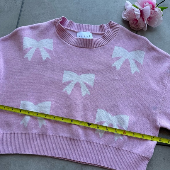 Cropped Crewneck Sweater in Light Pink with White Bow Motif - Picture 5 of 10
